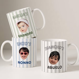 Peut inclure: Trois tasses en céramique blanche avec des rayures verticales vert sauge, bleu clair et gris. Chaque tasse présente une photographie circulaire du visage d'un enfant, un texte personnalisé avec des noms comme Amelia's, Enzo's, Juancho's et des titres comme Grandpa, Nonno, Abuelo.
