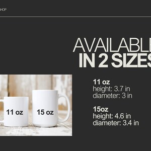 Op de afbeelding: Twee witte keramische mokken, &eacute;&eacute;n van 11 oz en de andere van 15 oz, worden getoond op een houten oppervlak. De afbeelding bevat tekst die aangeeft dat de mokken in twee maten verkrijgbaar zijn, met afmetingen in inches.