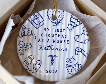 Ornement de Noël personnalisé « Premier Noël en tant qu'infirmière » avec boîte cadeau, souvenir personnalisé pour jeune diplômée infirmière, cadeau pour son premier emploi d'infirmière