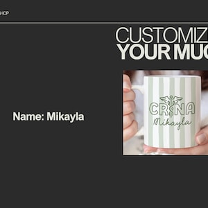Pu&ograve; includere: Tazza bianca con strisce verticali verdi, con la scritta "CRNA Mikayla" e un simbolo medico. La tazza &egrave; tenuta da una persona. L'immagine include anche il testo "Customize Your Mug" e "Name: Mikayla".