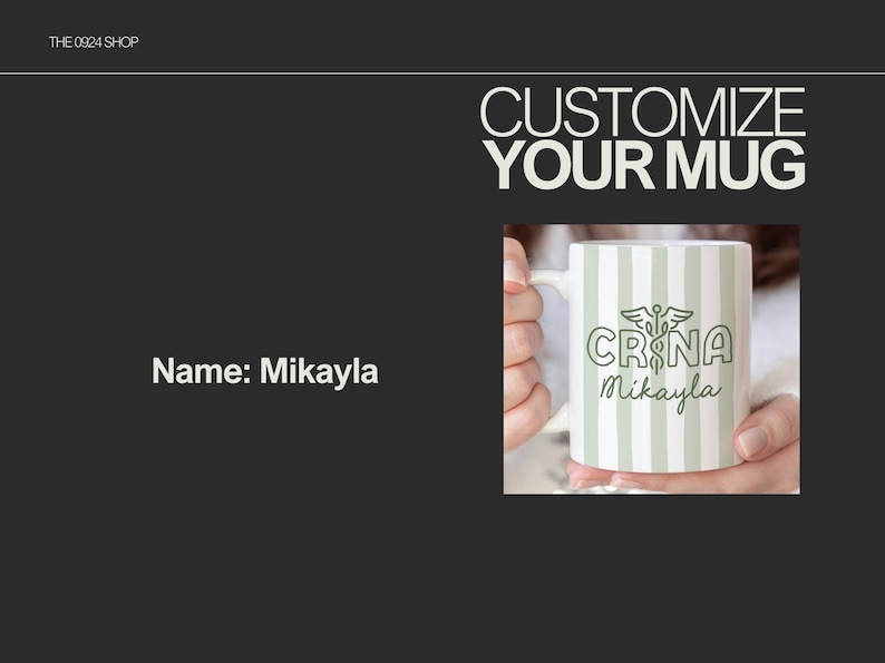 Pu&ograve; includere: Tazza bianca con strisce verticali verdi, con la scritta "CRNA Mikayla" e un simbolo medico. La tazza &egrave; tenuta da una persona. L'immagine include anche il testo "Customize Your Mug" e "Name: Mikayla".