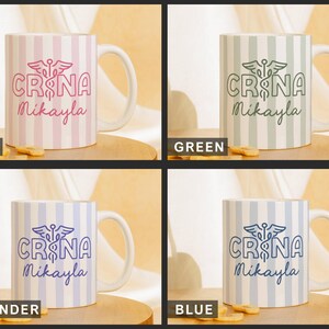 Pu&ograve; includere: Quattro tazze in ceramica con manici bianchi, ciascuna con un motivo a righe verticali in rosa, verde, lavanda e blu. Ogni tazza presenta la scritta "CRNA Mikayla" con un simbolo medico.