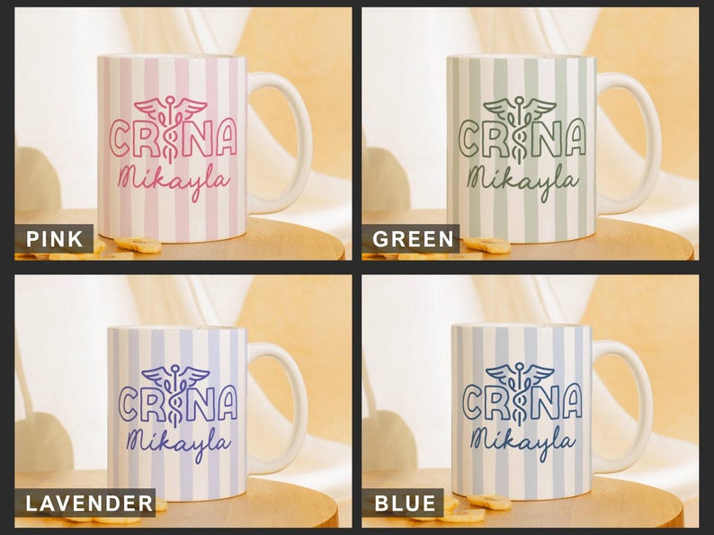 Pu&ograve; includere: Quattro tazze in ceramica con manici bianchi, ciascuna con un motivo a righe verticali in rosa, verde, lavanda e blu. Ogni tazza presenta la scritta "CRNA Mikayla" con un simbolo medico.