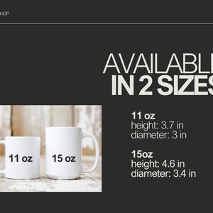 Pu&ograve; includere: Sono mostrate due tazze in ceramica bianca, etichettate "11 oz" e "15 oz". La tazza da 11 oz &egrave; alta 9,4 cm con un diametro di 7,6 cm. La tazza da 15 oz &egrave; alta 11,7 cm con un diametro di 8,6 cm. Testo: "DISPONIBILE IN 2 TAGLIE".