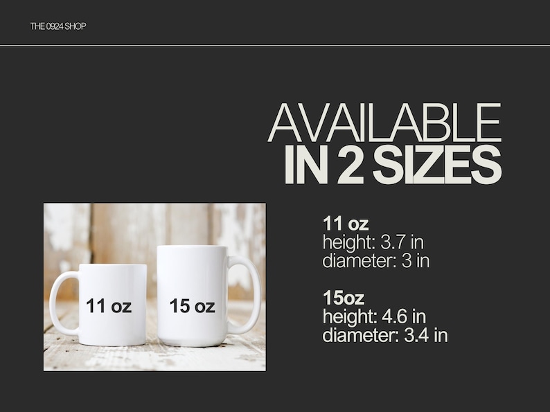 Pu&ograve; includere: Sono mostrate due tazze in ceramica bianca, etichettate "11 oz" e "15 oz". La tazza da 11 oz &egrave; alta 9,4 cm con un diametro di 7,6 cm. La tazza da 15 oz &egrave; alta 11,7 cm con un diametro di 8,6 cm. Testo: "DISPONIBILE IN 2 TAGLIE".