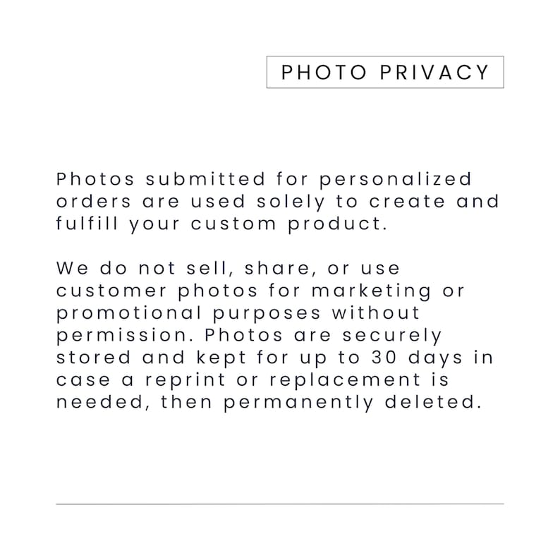 Puede incluir: Un letrero informativo blanco con texto negro titulado PHOTO PRIVACY. Indica que las fotos para pedidos personalizados se usan solo para crear productos, no se venden ni comparten, y se almacenan de forma segura durante 30 d&iacute;as.