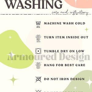 K&ouml;nnte beinhalten: Beige Grafik mit Waschanweisungen. Der Text lautet "WASHING care and instructions..." mit Symbolen f&uuml;r Maschinenw&auml;sche kalt, Artikel auf links drehen, im Trockner bei niedriger Temperatur trocknen, zum besten Ergebnis aufh&auml;ngen, Design nicht b&uuml;geln und keine Bleiche verwenden.