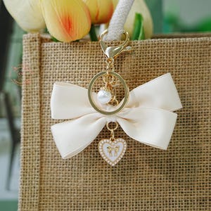 Llavero con letra personalizada, llavero con lazo de perla blanca, llavero personalizado, regalo para ella, dije de lazo, colgante para bolso, adorno para bolso de estudiante, regalo de cumpleaños