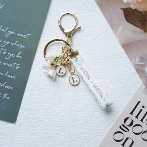 White Flower Keychain Pendant, Resin Key Ring, Flower Charms for Bag, Lily of the Valley Charm, Girls jewelry, Purse Decorations