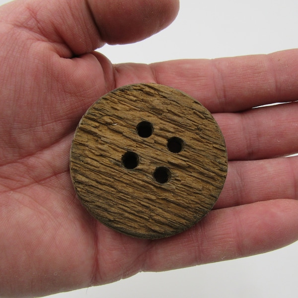 3; 5 ou 10 boutons en bois de grange - 60mm (2 7/16 pouces) pour la couture et l’artisanat. Fait à la main à partir de planches récupérées. Jeu de grands boutons en bois naturel