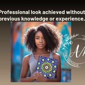 Op de afbeelding: Een jonge vrouw met krullend haar houdt een blauw en groen notitieboek vast met een geometrisch patroon. Het notitieboek heeft een witte rand en een wit logo met de tekst "Alexia by Nathalie".