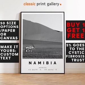 Könnte beinhalten: Schwarz-Weiß-Druck mit Rahmen von Namibia, Afrika, mit einer Wüstenlandschaft und einem Oryx. Der Druck enthält den Namen des Landes, Koordinaten und den Text "classic print gallery." Text links: "50 SIZE OPTIONS /PAPER OR CANVAS" und "MAKE IT YOURS: CUSTOM TEXT."