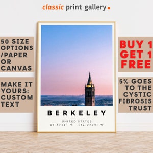 Może przedstawiać: Oprawiony wydruk z Berkeley w Kalifornii, z wieżą na tle różowo-niebieskiego nieba. Wydruk zawiera nazwę miasta, współrzędne i tekst, taki jak "50 OPCJI ROZMIARÓW" i "KUP 1, DRUGI GRATIS."
