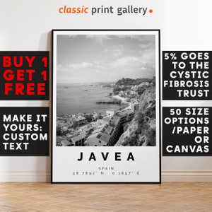 Puede incluir: Impresión en blanco y negro enmarcada de Jávea, España, con vistas costeras. La impresión incluye el nombre de la ciudad, las coordenadas y el texto "classic print gallery". Texto adicional incluye "Buy 1 Get 1 Free" y "Make it Yours: Custom Text."
