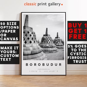 Könnte beinhalten: Schwarz-Weiß-Druck des Borobudur-Tempels in Indonesien, gerahmt. Der Druck enthält den Text "BOROBUDUR" und Koordinaten. Das Bild enthält auch den Text "50 GRÖSSENOPTIONEN /PAPIER ODER LEINWAND" und "MACH ES ZU DEINEM: EIGENER TEXT".