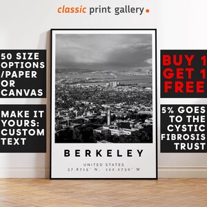 Könnte beinhalten: Schwarz-Weiß-Druck von Berkeley, Kalifornien, mit Stadtansicht in einem Rahmen. Der Druck enthält den Stadtnamen, Koordinaten und den Text "classic print gallery". Text auf der linken Seite zeigt Papier- oder Leinwandoptionen und individuellen Text an.