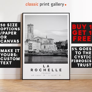 Könnte beinhalten: Schwarz-Weiß-Druck von La Rochelle, Frankreich, mit einer Ansicht der Uferpromenade mit Gebäuden und einer Kirche. Der Druck enthält den Stadtnamen, Koordinaten und Text: "classic print gallery."