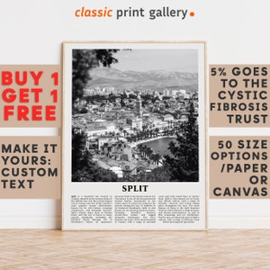 Könnte beinhalten: Schwarz-Weiß-Druck von Split, Kroatien, mit einer Küstenstadtlandschaft mit Gebäuden, einer Bucht und Bergen im Hintergrund. Der Druck enthält den Text "SPLIT" und weiteren beschreibenden Text.