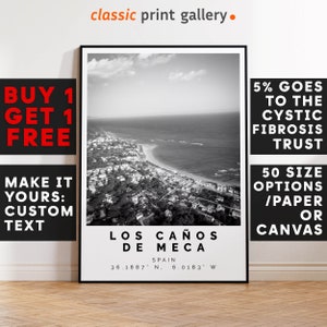 Könnte beinhalten: Schwarz-Weiß-Druck von Los Caños de Meca, Spanien, mit Koordinaten in einem Rahmen. Der Druck enthält Text, der besagt "Kaufe 1, erhalte 1 gratis" und "Gestalte es: Benutzerdefinierter Text".  Zusätzlich 5% für die Cystic Fibrosis Trust.