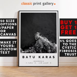 Op de afbeelding: Een zwart-wit afdruk met een kader van Batu Karas, Indonesië, met een kustluchtfoto. De afdruk bevat de coördinaten van de locatie en de tekst "classic print gallery." Tekst aan de linkerkant luidt "50 MAATOPTIES/PAPIER OF CANVAS" en "MAAK HET JOUW: AANGEPASTE TEKST."