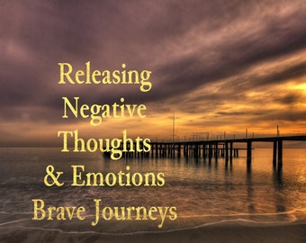 Könnte beinhalten: Ein motivierendes Zitat, "Releasing Negative Thoughts & Emotions", mit den Worten "Brave Journeys" darunter, vor dem Hintergrund eines malerischen Holzstegs, der sich in ein ruhiges Meer erstreckt, während die Sonne untergeht. Der Himmel ist in einem Mix aus violetten, orangen und gelben Farbtönen gehalten, mit einer strahlenden Sonne, die durch die Wolken scheint.