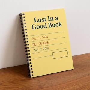 Verloren in einem guten Buch Spiralnotizbuch Personalisiertes Lesejournal Geschenk für Buchliebhaber Vintage-Library Card Style bookish stationär
