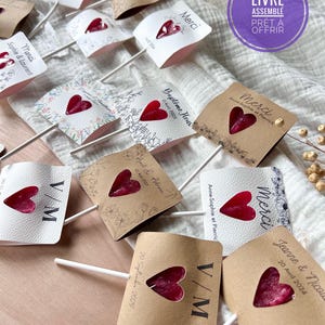Piruleta personalizada en forma de corazón, perfecta como detalle para bautizos, bodas, cumpleaños u otros eventos. Ya montada y lista para regalar.