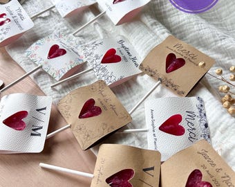 Personalized heart-shaped lollipop, perfect as a party favor for baptisms, weddings, birthdays, or other events. Already assembled and ready to give.
