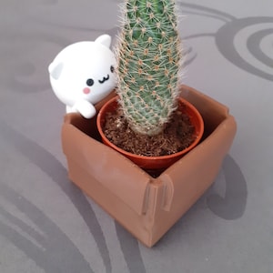 Chat kawaii avec carton pour plante