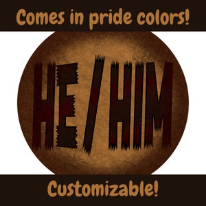 Puede incluir: Un círculo marrón con el texto "HE/HIM" en letras rojas y negras. El texto está en un estilo desgastado y desgarrado. El círculo tiene un fondo texturizado. El texto "Comes in pride colors!" está por encima del círculo y el texto "Customizable!" está por debajo del círculo.