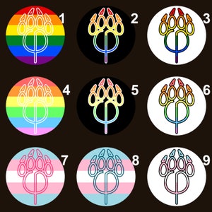Op de afbeelding: Negen variaties van een regenboog-pride-berenpootafdruk symbool. De poot is wit omrand en gevuld met regenboogkleuren. De achtergrond is ofwel een regenboog, zwart, wit of een transgender-pride-vlag.
