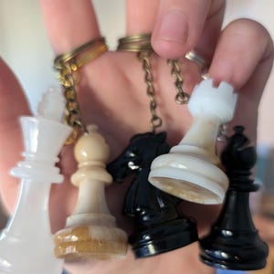 N'importe quelle pièce d'échecs peut être fabriquée, veuillez simplement envoyer un message pour plus de détails. J'ai déjà fait des fous et des cavaliers en blanc et en noir.