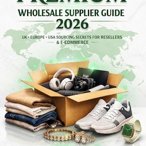 Op de afbeelding: Afbeelding van een gids getiteld "PREMIUM WHOLESALE SUPPLIER GUIDE 2026" met de tekst "UK • EUROPE • USA SOURCING SECRETS FOR RESELLERS & E-COMMERCE." Een kartonnen doos bevat een koptelefoon, een camera, een laptop, kleding, schoenen, sieraden en een horloge.