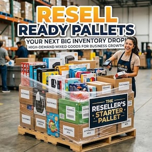 Op de afbeelding: Een magazijnscène met een pallet met gemengde goederen verpakt in doorzichtig plastic. De pallet is gelabeld "The Reseller's Starter Pallet" en bevat dozen met elektronica en andere merchandise. De tekst "Resell Ready Pallets" staat bovenaan.