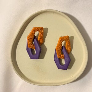 Orecchini testurizzati a forma di zucca viola e arancione intrecciati, pendenti autunnali fatti a mano in argilla polimerica, accessori autunnali immagine 1