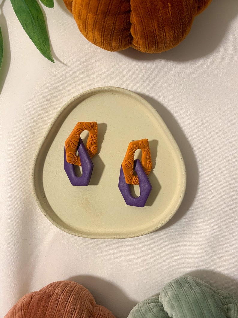 Orecchini testurizzati a forma di zucca viola e arancione intrecciati, pendenti autunnali fatti a mano in argilla polimerica, accessori autunnali immagine 1
