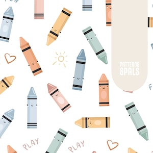 Może przedstawiać: Wzór bez szwów z kolorowymi kredkami z uśmiechniętymi buźkami. Kredki są rozrzucone na białym tle z napisami "PLAY", "FUN" i "PATTERNS & PALS".