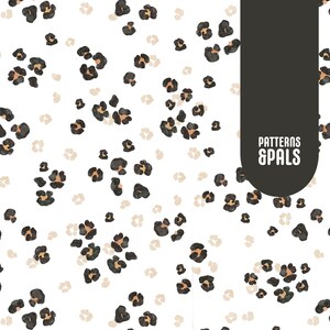 Op de afbeelding: Een naadloos patroon met een witte achtergrond met zwarte en bruine luipaardvlekken. De tekst "PATTERNS & PALS" staat in een zwarte rechthoek in de rechterbovenhoek van de afbeelding.