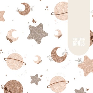 Może przedstawiać: Wzór bez szwów z brązowymi i beżowymi kształtami niebieskimi na białym tle. Wzór zawiera gwiazdy, księżyce i planety z misternymi detalami. Tekst "PATTERNS & PALs" jest widoczny w środku obrazu.