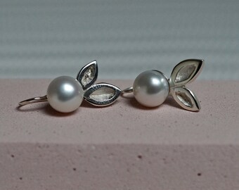 Pearl earrings decorated with silver leaves, bridal jewelry with freshwater pearls in white, organic jewelry