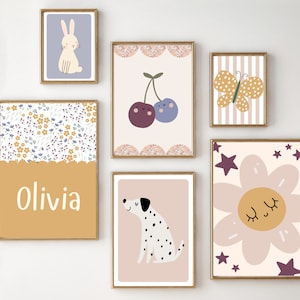 Set meisjeskamer- of kinderkamerprints inclusief een gepersonaliseerde naamprint. Galerijmuurafdrukken, gedrukt en verzonden (alleen afdrukken).