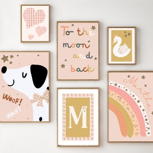 Set meisjeskamer- of kinderkamerposters inclusief een gepersonaliseerde naamregenboogprint. Galerijmuurafdrukken, gedrukt en verzonden (alleen afdrukken).