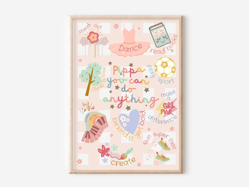 Pu&ograve; includere: Una stampa artistica incorniciata con uno sfondo rosa chiaro e un motivo a griglia. La stampa presenta illustrazioni colorate e testo, tra cui un tut&ugrave; da balletto, un pallone da calcio e le parole "Pippa you can do anything."