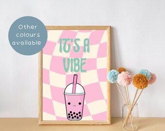 Puede incluir: Fondo a cuadros rosa y blanco con el texto "It's a Vibe" en verde. Una taza de té de burbujas rosa con perlas de boba negras y una cara sonriente está en el centro de la imagen.
