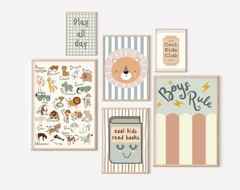 Peut inclure: Un ensemble de neuf impressions d'art mural imprimables pour la chambre d'un enfant. Les impressions présentent une variété de motifs, notamment un lion, un livre, un alphabet de la jungle et les mots "Play all day", "Cool Kids Club" et "Boys Rule".