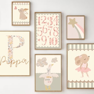 Set mooie kinderkamerprints voor meisjes, inclusief een gepersonaliseerde naamprint. Galerijmuurafdrukken, gedrukt en verzonden (alleen afdrukken).