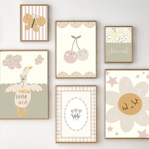 Set meisjeskamer- of kinderkamerafdrukken inclusief een gepersonaliseerde naamprint. Fotowandafdrukken, gedrukt en verzonden (alleen afdrukken, niet ingelijst).