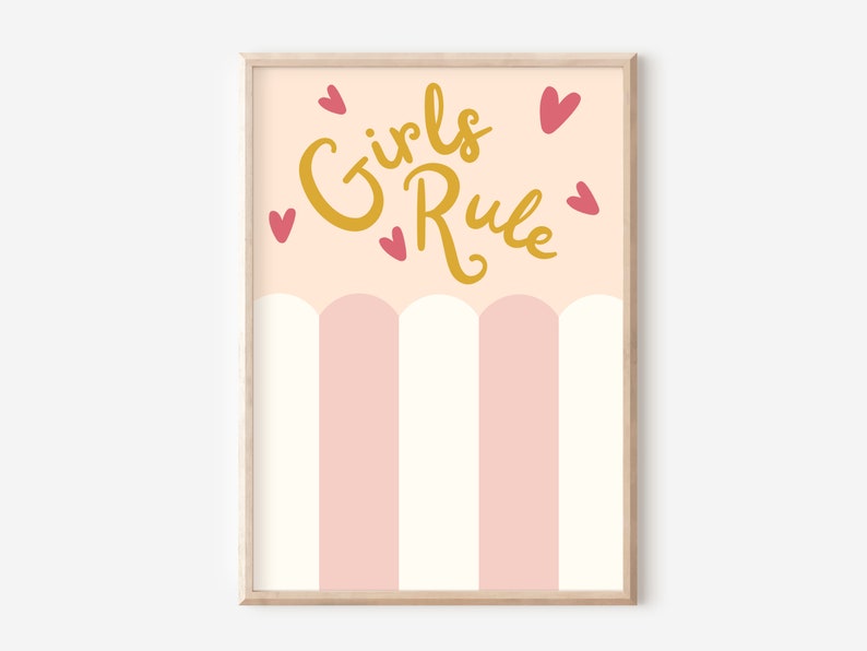 Pu&ograve; includere: Stampa artistica incorniciata con la scritta dorata "Girls Rule", accompagnata da cuori rosa. La met&agrave; inferiore presenta strisce verticali rosa e bianche alternate, su uno sfondo color pesca chiaro.