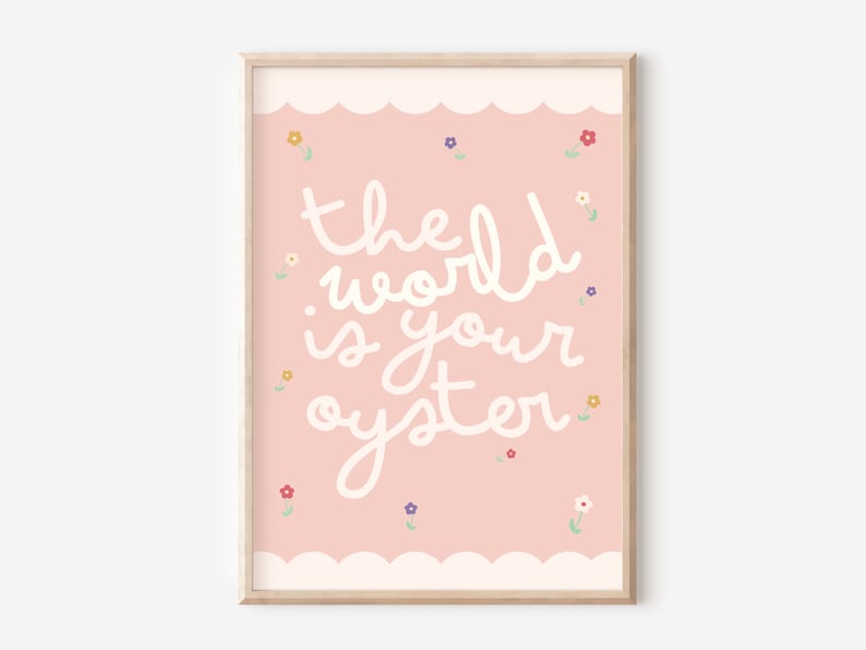 Pu&ograve; includere: Stampa artistica incorniciata con sfondo rosa chiaro e la frase "the world is your oyster" in corsivo bianco. Piccoli fiori colorati sono sparsi intorno al testo. La cornice &egrave; di colore legno chiaro.