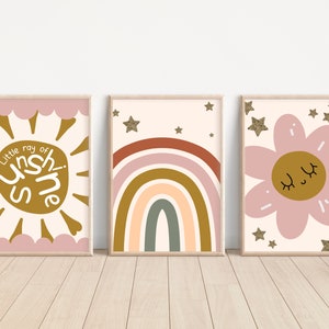 Ensemble de 3 imprimés arc-en-ciel roses, soleil et marguerites. Parfait pour une salle de jeux, une chambre d'enfant ou une chambre (impressions uniquement)